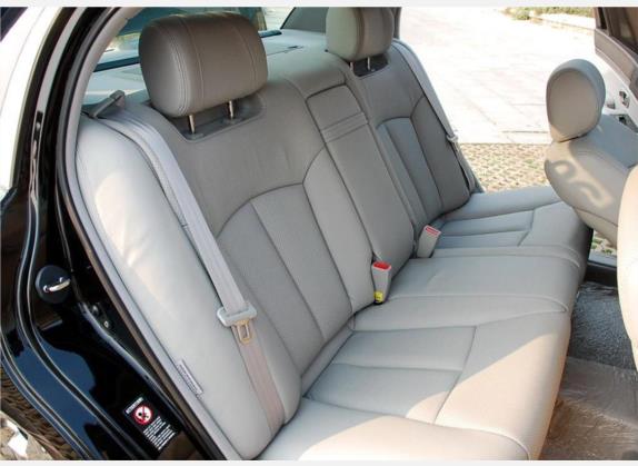 欧菲莱斯 2007款 2.7 V6 车厢座椅   后排空间