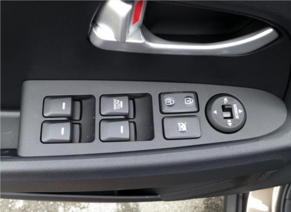 智跑 2014款 2.0L 手动两驱版GL 车厢座椅   门窗控制