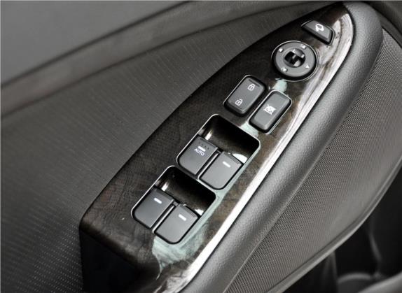 起亚K5 2011款 2.0L 自动Premium 车厢座椅   门窗控制