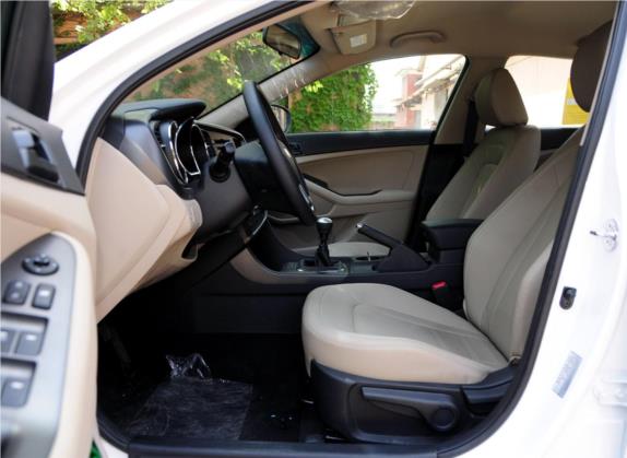 起亚K5 2011款 2.0L 手动GL 车厢座椅   前排空间