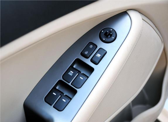 起亚K5 2011款 2.0L 手动GL 车厢座椅   门窗控制