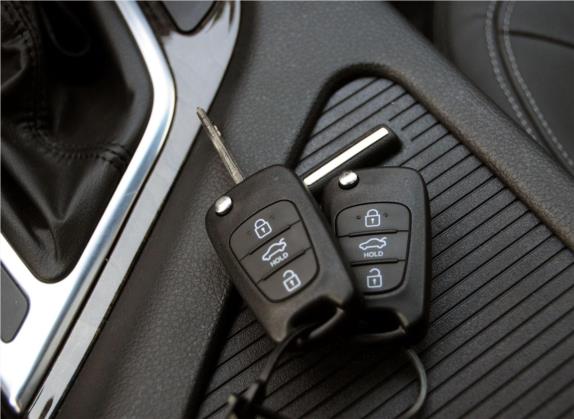 起亚K5 2011款 2.0L 自动GLS 其他细节类   钥匙