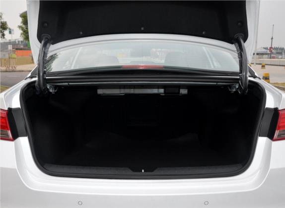 起亚K5 2017款 2.0L 自动15周年特别版LUX 车厢座椅   后备厢