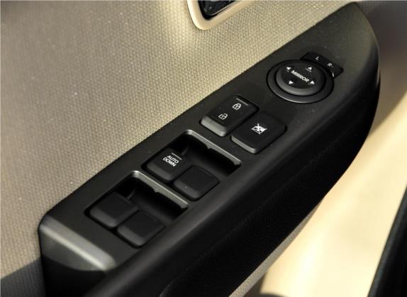 起亚K2 2011款 三厢 1.4L AT TOP 车厢座椅   门窗控制