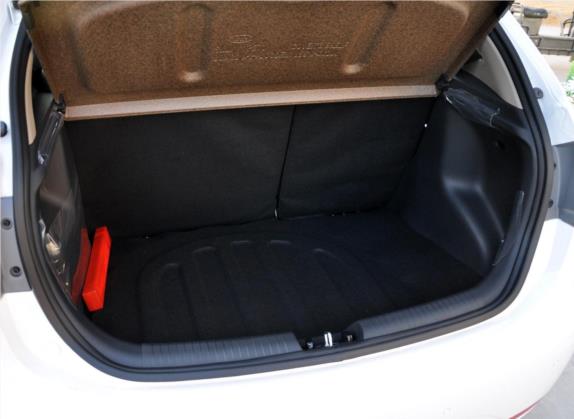 起亚K2 2012款 两厢 1.4L MT 炫酷纪念版 车厢座椅   后备厢