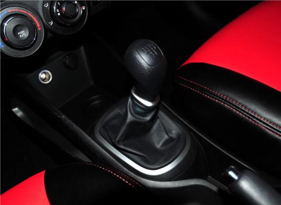 起亚K2 2012款 三厢 1.4L MT GLS纪念版 中控类   挡把