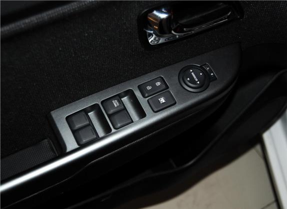 起亚K2 2012款 三厢 1.4L MT GLS纪念版 车厢座椅   门窗控制
