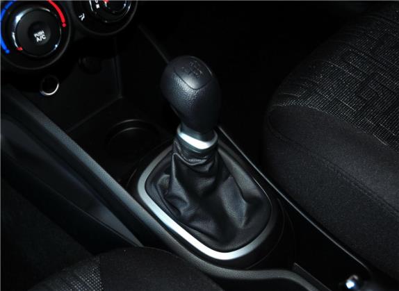 起亚K2 2012款 三厢 1.4L MT TOP纪念版 中控类   挡把