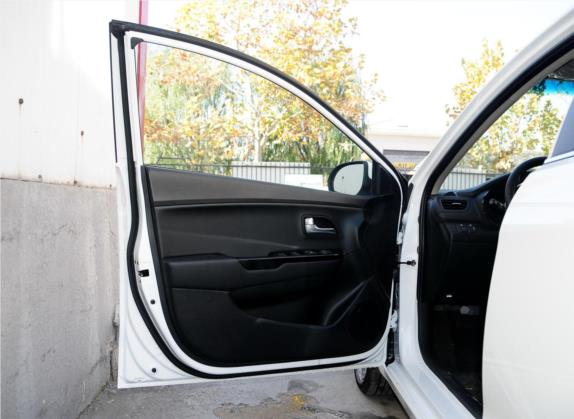 起亚K2 2015款 三厢 1.6L AT Premium 车厢座椅   前门板