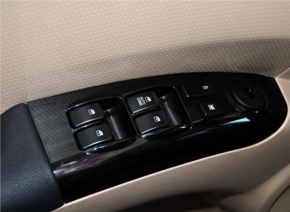 狮跑 2013款 2.0L 自动两驱版GL 车厢座椅   门窗控制