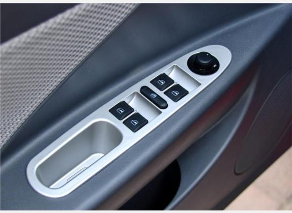 瑞麒M1 2009款 进化版 1.3L 手动豪华型 车厢座椅   门窗控制