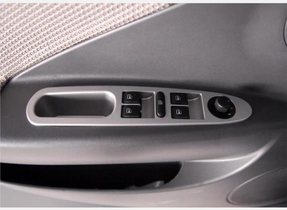 瑞麒M1 2009款 进化版 1.3L 手动尊贵型 车厢座椅   门窗控制