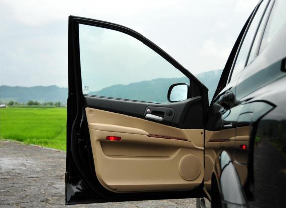 荣威W5 2011款 3.2L 4WD 自动尊域版 车厢座椅   前门板