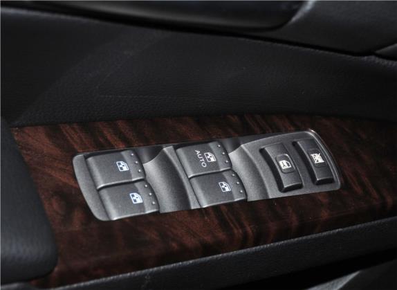 荣威W5 2013款 1.8T 4WD 自动豪域版 车厢座椅   门窗控制