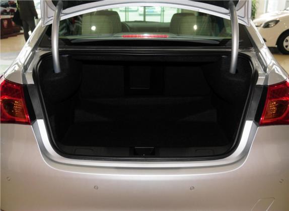 荣威950 2012款 2.0L 典雅版 车厢座椅   后备厢
