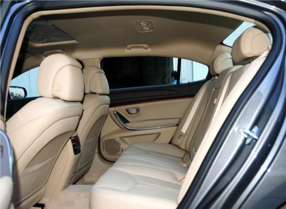 荣威950 2012款 2.4L 豪华版 车厢座椅   后排空间