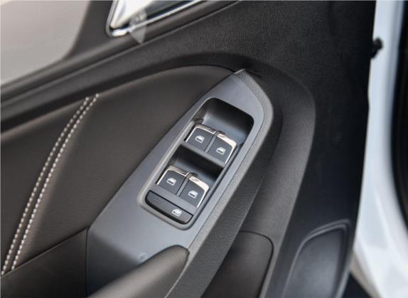 荣威RX5 2019款 20T 两驱手动4G互联铂金版 车厢座椅   门窗控制