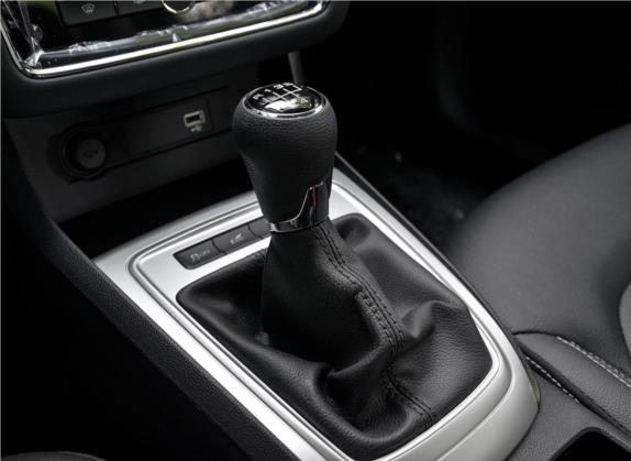荣威i6 2019款 PLUS 1.6L 手动4G互联旗舰大赞版 中控类   挡把