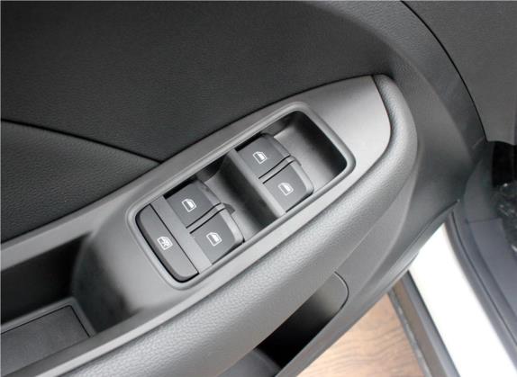 荣威RX3 2018款 1.6L 手动进取版 车厢座椅   门窗控制