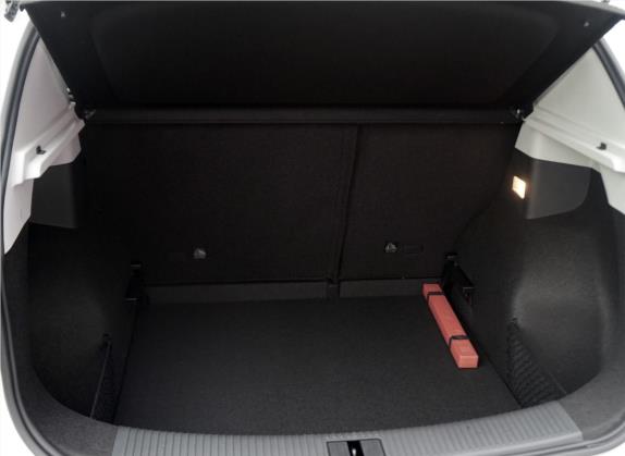 荣威RX3 2018款 1.6L 手动互联网智享版 车厢座椅   后备厢