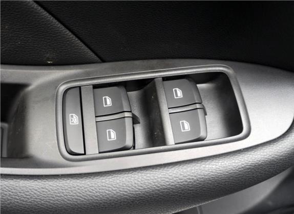 荣威RX3 2018款 1.6L 手动互联网智享版 车厢座椅   门窗控制