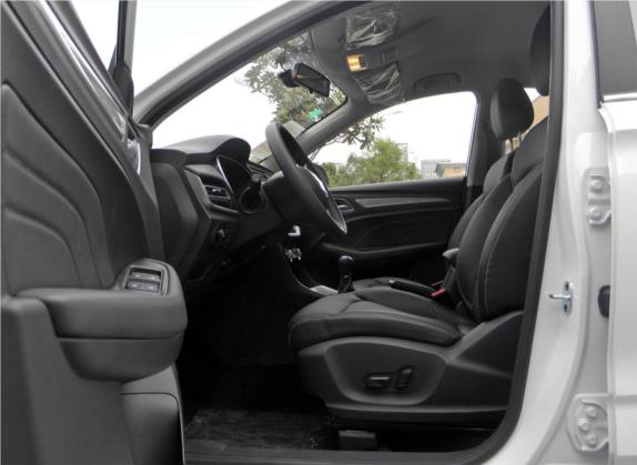 荣威RX3 2018款 1.6L 手动精英版 车厢座椅   前排空间