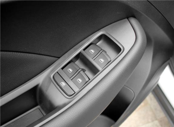荣威RX3 2018款 1.6L 手动精英版 车厢座椅   门窗控制