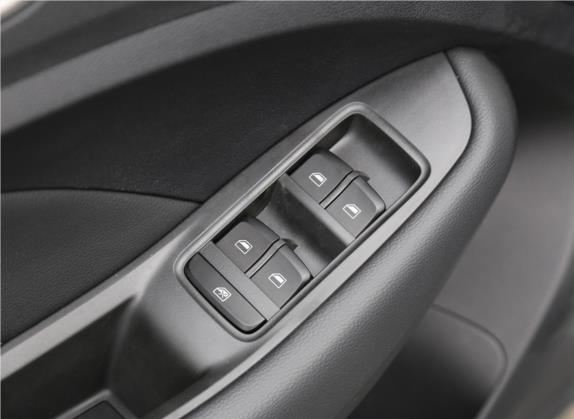荣威RX3 2020款 1.6L 手动4G互联超爽精英版 车厢座椅   门窗控制
