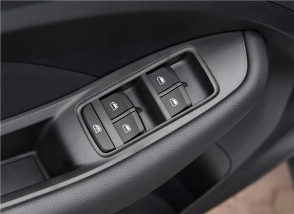 荣威RX3 2020款 1.6L 手动4G互联超爽旗舰版 车厢座椅   门窗控制