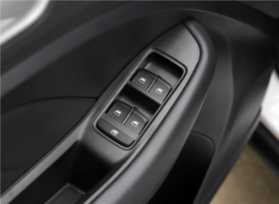 荣威RX3 2020款 1.6L CVT狮王宝座互联网智享版 车厢座椅   门窗控制