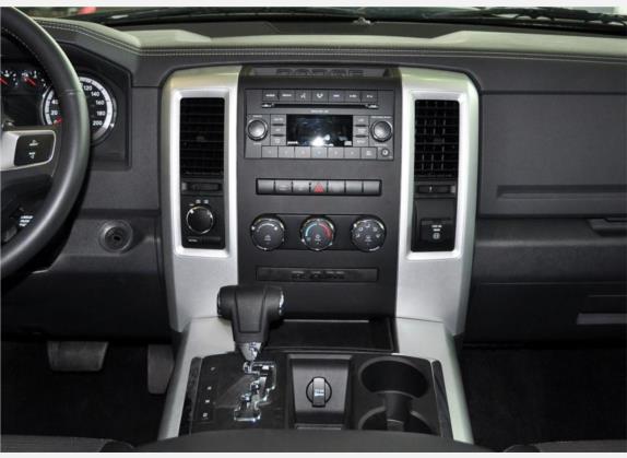 RAM Trucks 2011款 1500 Sport 中控类   中控台