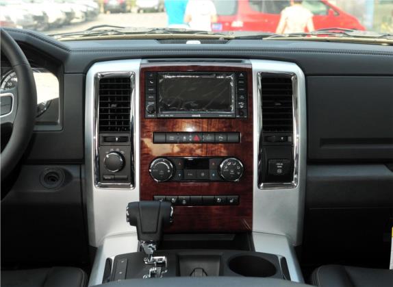 RAM Trucks 2011款 1500 Laramie 中控类   中控台