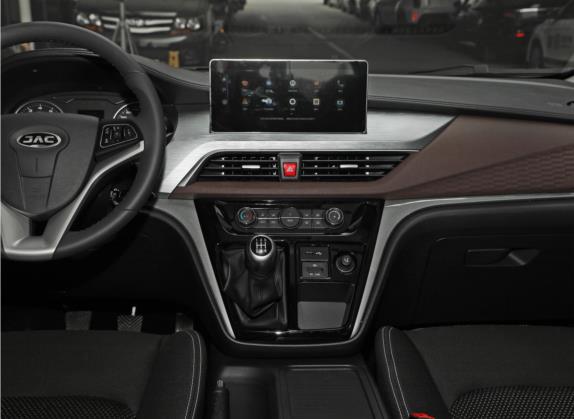 2022款 PLUS 1.8L 7座标准型 中控类   中控台