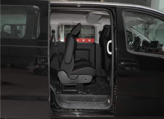 2022款 PLUS 1.8L 7座标准型 车厢座椅   后排空间