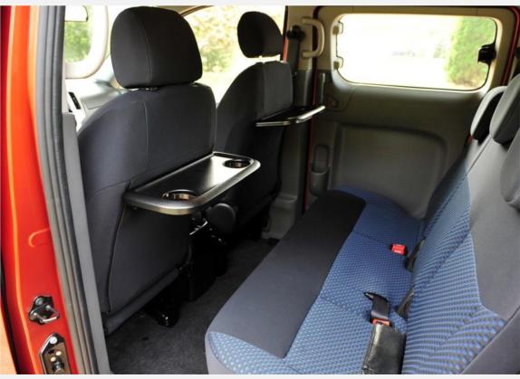日产NV200 2010款 1.6L 232座 尊贵型 车厢座椅   后排空间