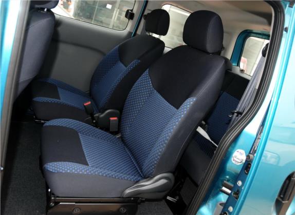 日产NV200 2011款 1.6L 223座 尊雅型 车厢座椅   后排空间