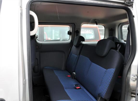 日产NV200 2011款 1.6L 232座 尊雅型 车厢座椅   后排空间