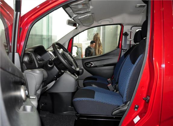 日产NV200 2012款 1.6L 232座 豪华型 车厢座椅   前排空间