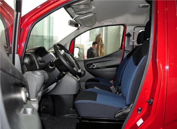 日产NV200 2012款 1.6L 232座 豪华型 车厢座椅   前排空间