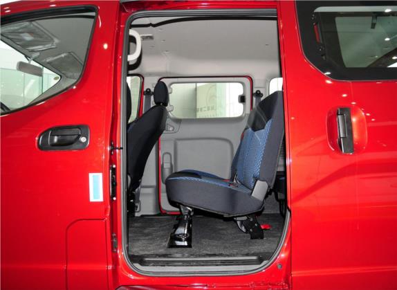 日产NV200 2012款 1.6L 232座 豪华型 车厢座椅   后排空间