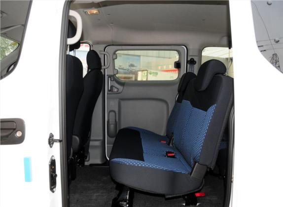 日产NV200 2013款 1.6L 尊雅型 国V 车厢座椅   后排空间