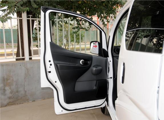 日产NV200 2013款 1.6L 尊雅型 国V 车厢座椅   前门板