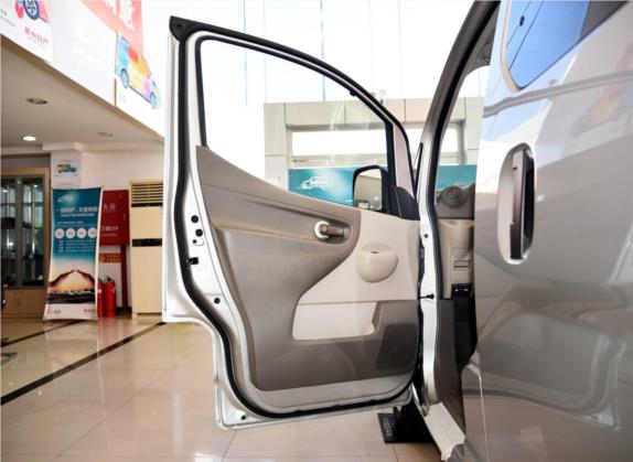 日产NV200 2014款 1.6L CVT尊雅型 国IV 车厢座椅   前门板