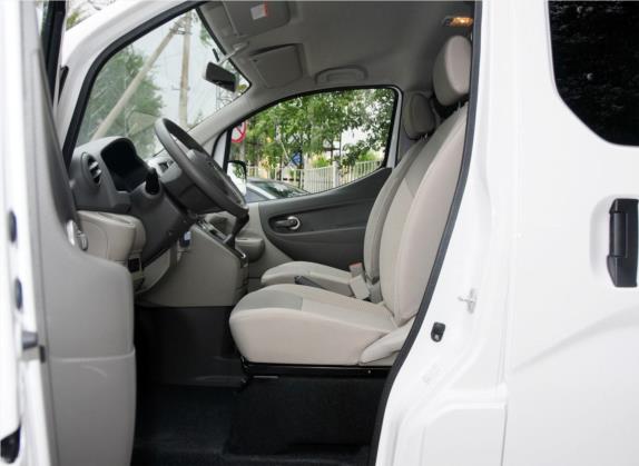 日产NV200 2014款 1.6L 手动豪华型 国IV 车厢座椅   前排空间