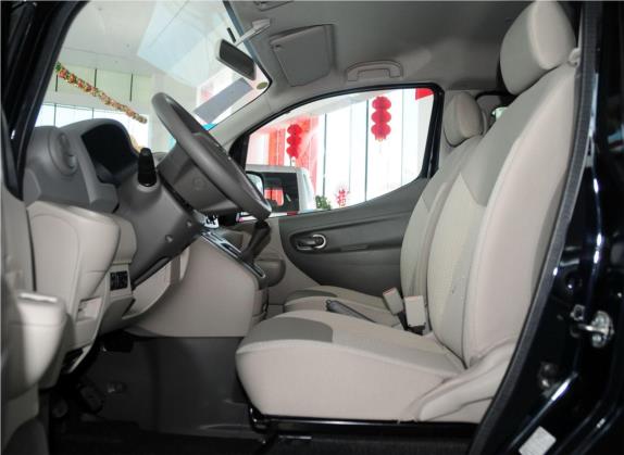 日产NV200 2014款 1.6L 手动豪华型 国V 车厢座椅   前排空间