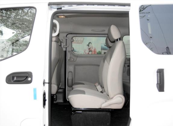 日产NV200 2014款 1.6L 手动尊雅型 国V 车厢座椅   后排空间