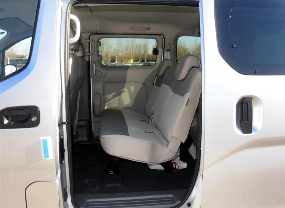 日产NV200 2014款 1.6L CVT豪华型 国V 车厢座椅   后排空间
