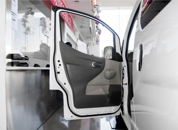 日产NV200 2014款 1.6L CVT尊雅型 国V 车厢座椅   前门板