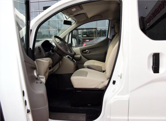 日产NV200 2016款 1.6L 手动豪华型 车厢座椅   前排空间
