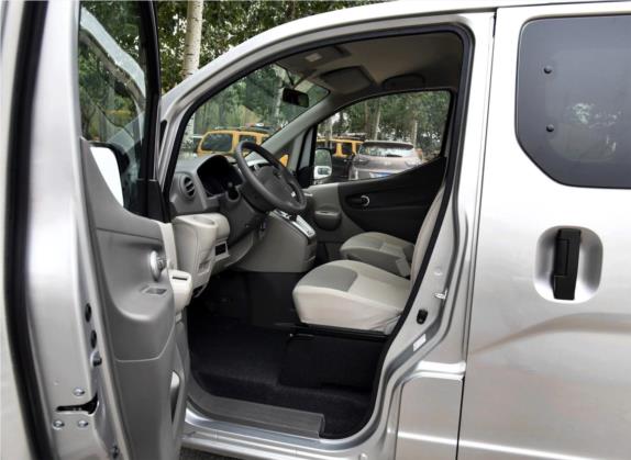 日产NV200 2016款 1.6L CVT豪华型 车厢座椅   前排空间